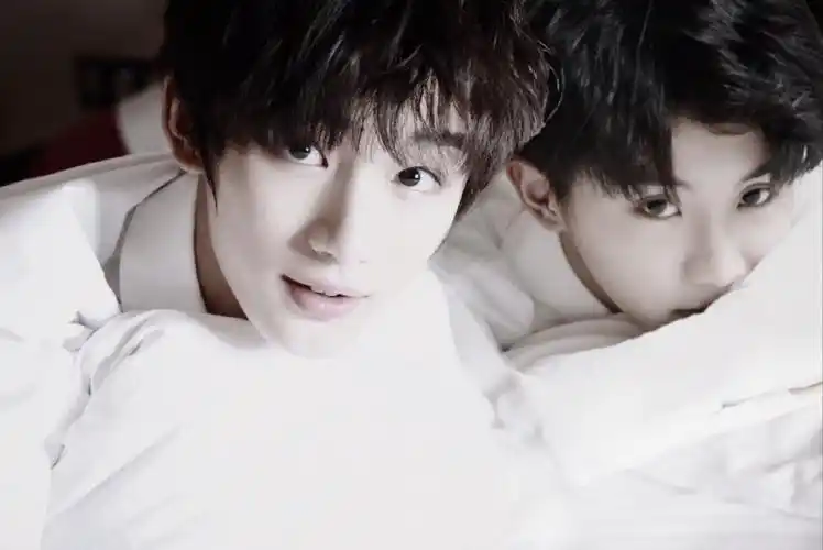 " 李天泽:"等等!" 敖子逸回头:"怎么了?