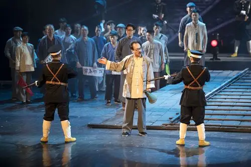 5月11日,演员在话剧《王荷波》中表演.新华社发 熊琦摄