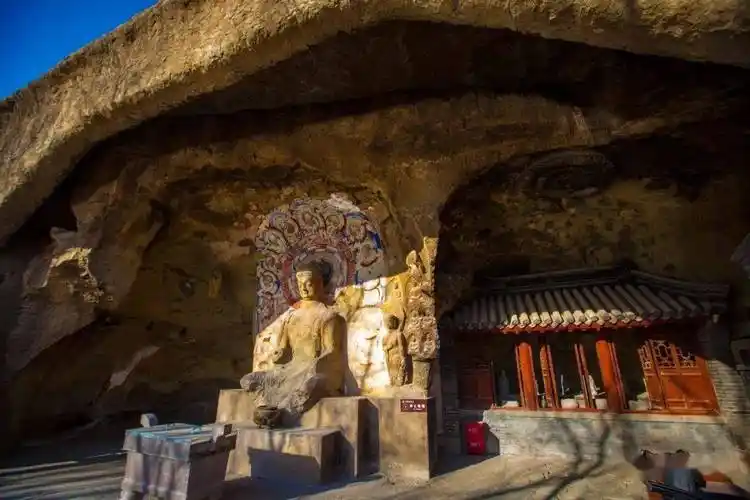 万佛堂石窟是辽宁年代最早,规模最大的石窟群,在中国佛教艺术史上占有