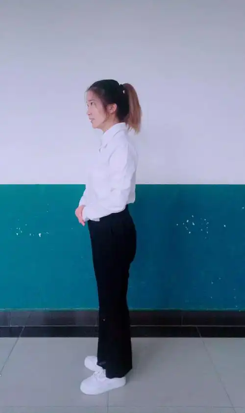 腹前握指式站姿(侧面)