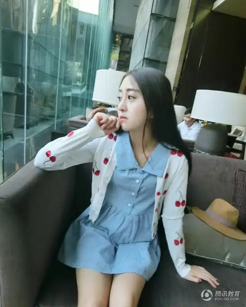 高清组图:星海音乐学院校花卓仕琳清新慵懒秀美腿