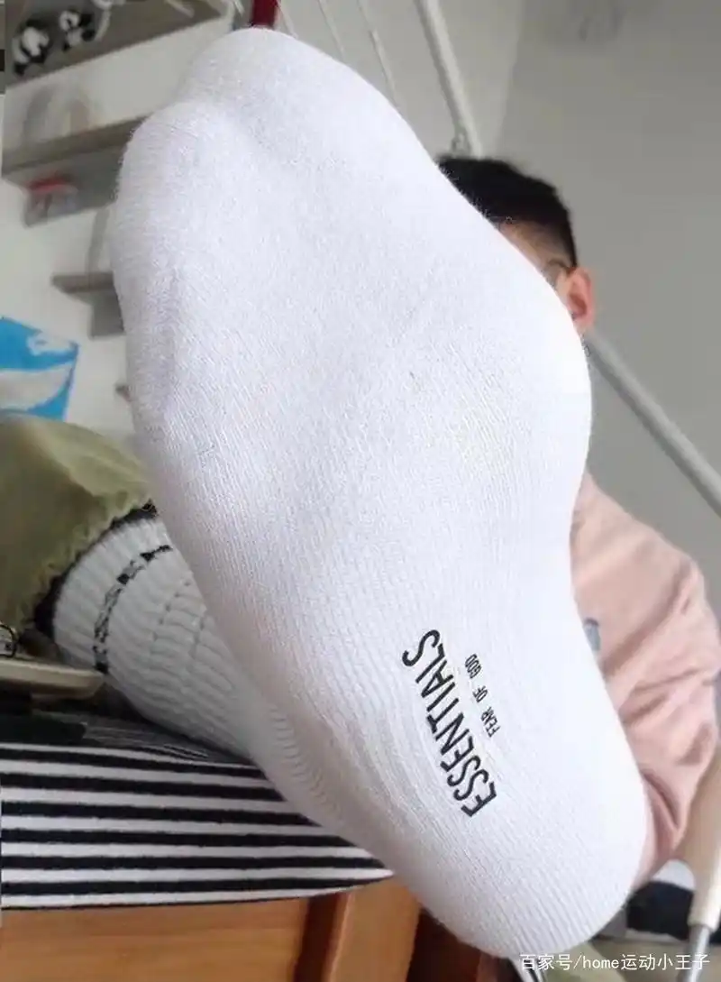 来自足球臭脚体育生生活照,白袜的帅哥们
