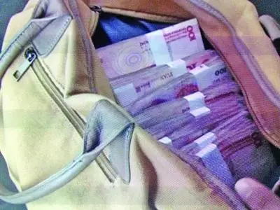 遗落在出租车上的包内放有30多万元现金.高峰 摄