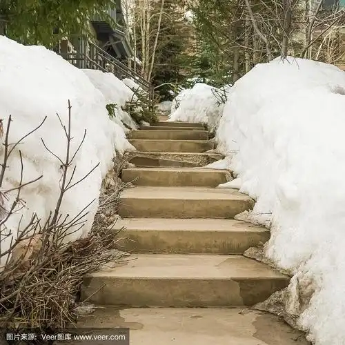 广场框架在冬天被雪覆盖的斜坡上风化的混凝土户外台阶
