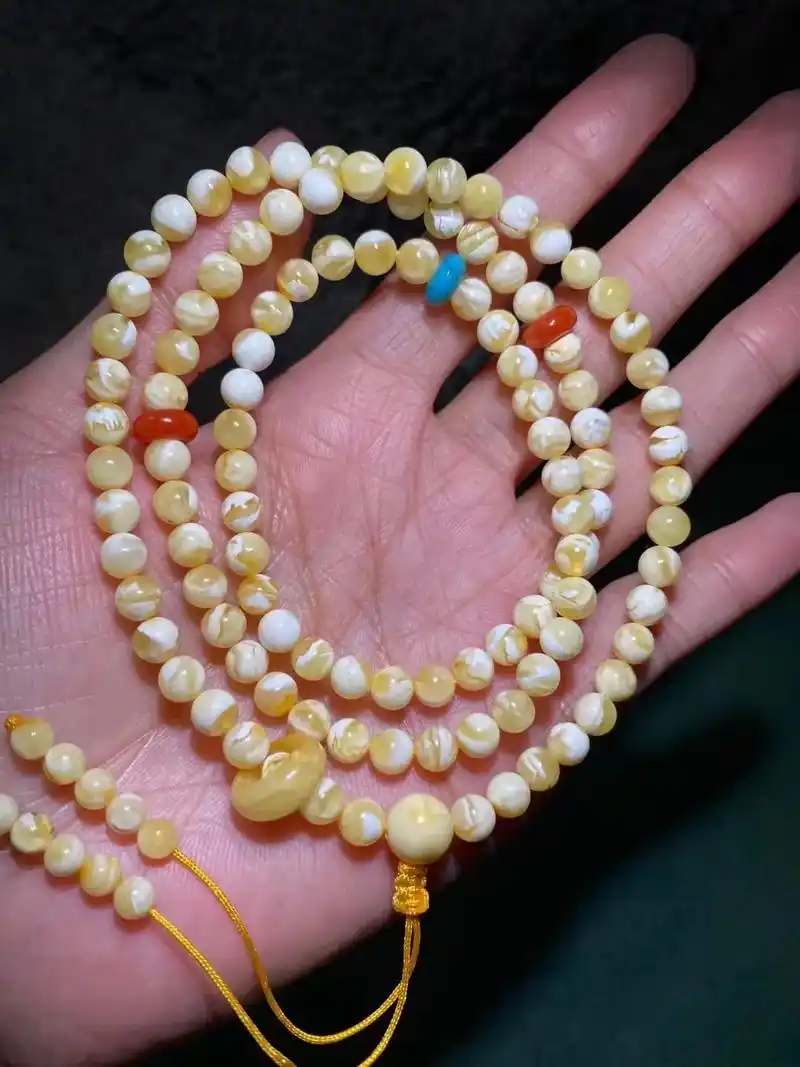 琥珀蜜蜡.俄料小精品 瓷白花108金底飘瓷白花蜡 蜡质浓 - 抖音