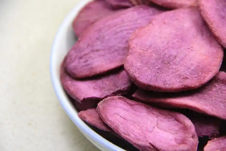 吃烤紫薯片基本不会上火,紫薯是温性的食物,只要不是天天吃就不会上火