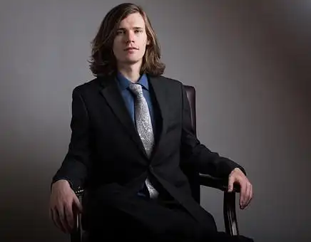 照片素材(图片): 男人 外国人 长毛 诉讼 椅子