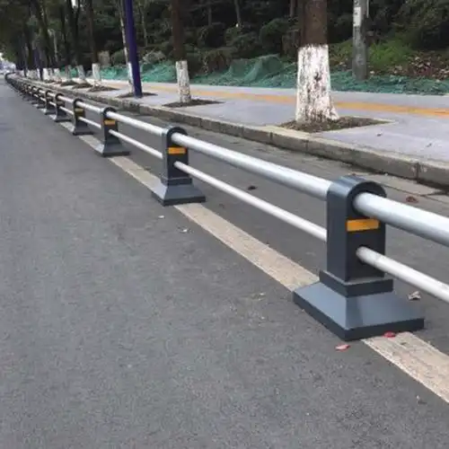 广州白云湖灰色隔离护栏佛山市政护栏网厂家锌钢道路栏杆