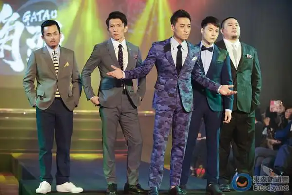记者会邀请《角头2》所有演员穿著时尚西装走伸展台亮相,首先登场的是