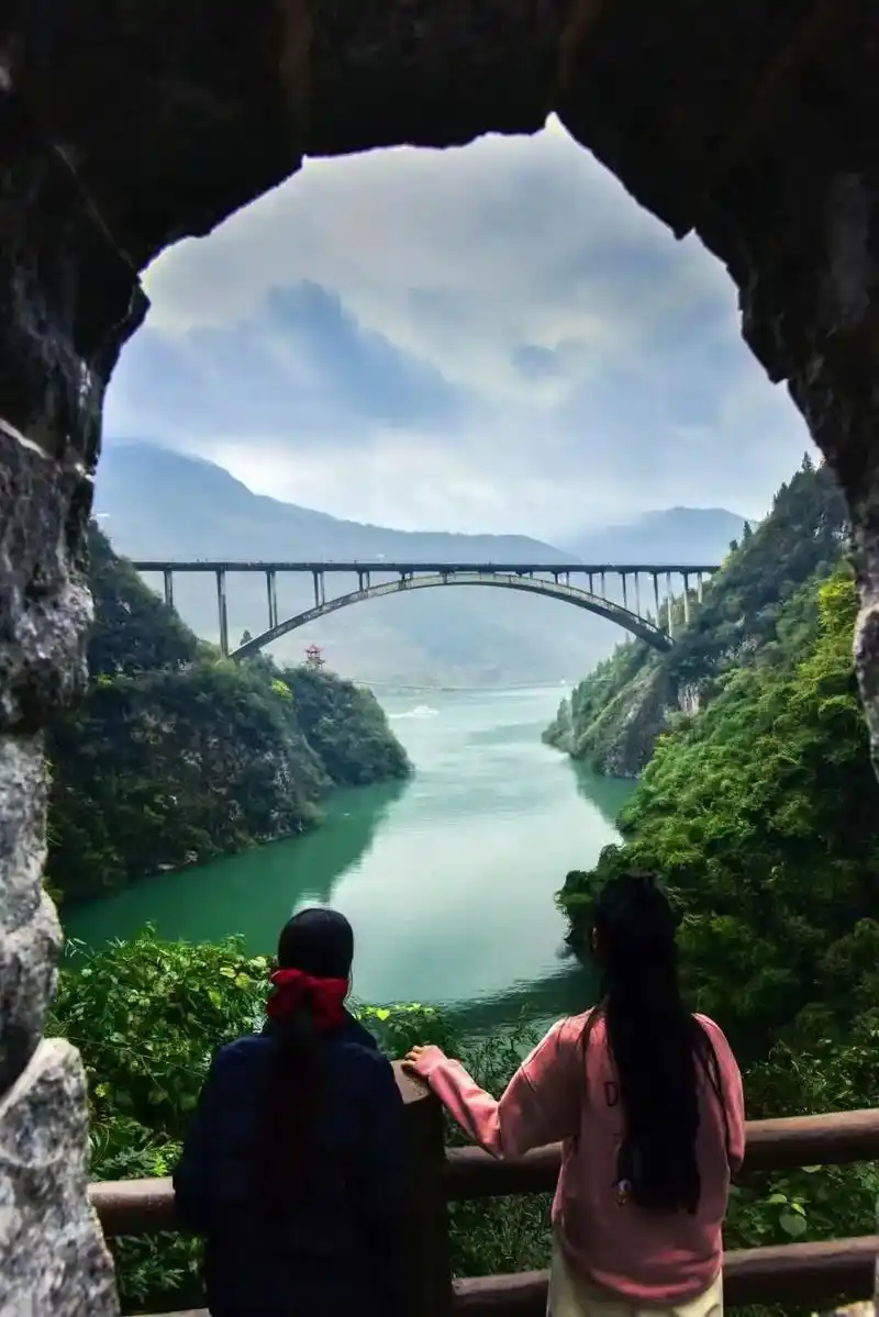 旅行推荐官 90俯瞰长江三峡第一拐,伍圆人民币取景地-巫峡 - 抖音