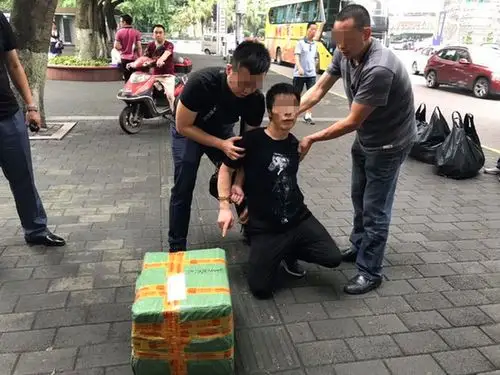 图为犯罪嫌疑人指认现场.中国禁毒网发