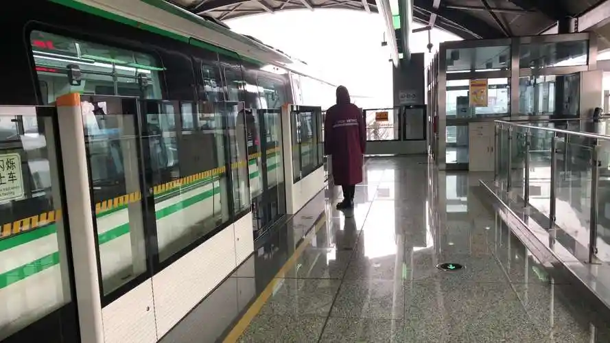 无锡地铁2号线列车庄桥站往无锡东站方向出站