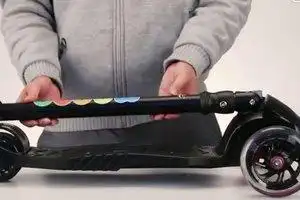 儿童滑板车怎么折叠图解小孩滑板车怎么折叠教程