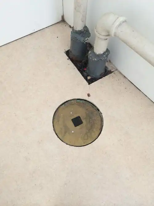 公共卫生间地面圆形的铜板是做什么用的?