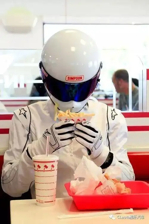 周末9.2 折!stig 同款拉风头盔仅 3864,hans 也得来一套 | 酷乐汽车