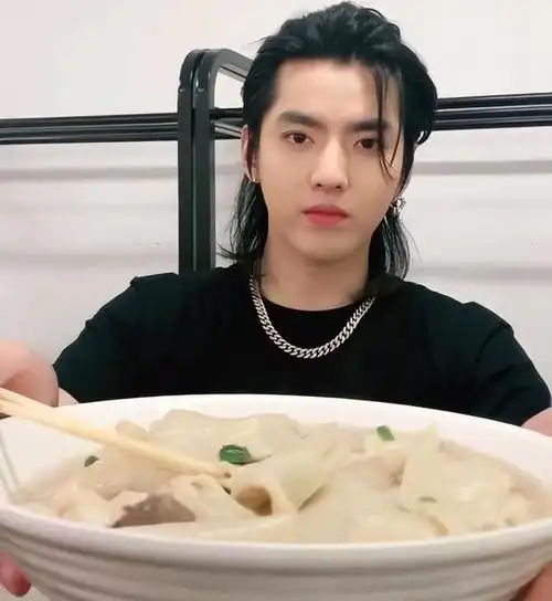 网友曝吴亦凡狱中状态已当班长还坚持写歌两人照顾其生活起居