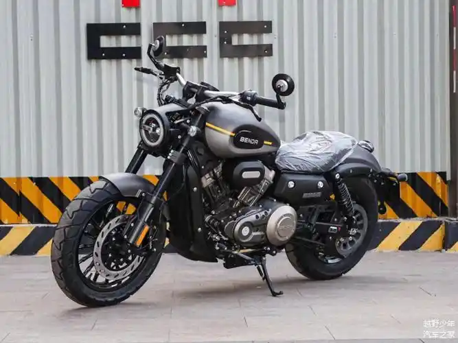 实测奔达金吉拉300造型运动配备300cc的v型水冷双缸发动机