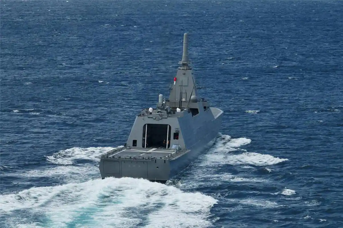 近期,日本海上自卫队新一代导弹护卫舰最上级的4号舰"三隈"号建成服役