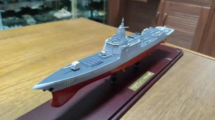 055型大型驱逐舰1700入列图1是把江南造船的瓶装水一起秀一下图45