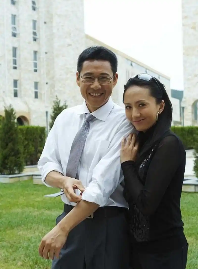 张丰毅500平豪宅内景曝光,二婚娇妻肤白貌美,开百万豪车逛街