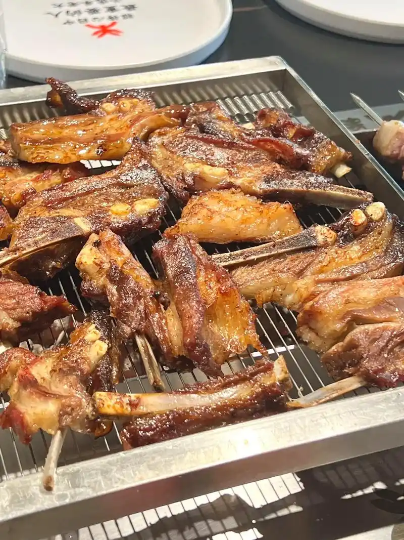 他家的烤羊排啊太香啦97.一家在延吉开了20多年的串店 烤羊 - 抖音