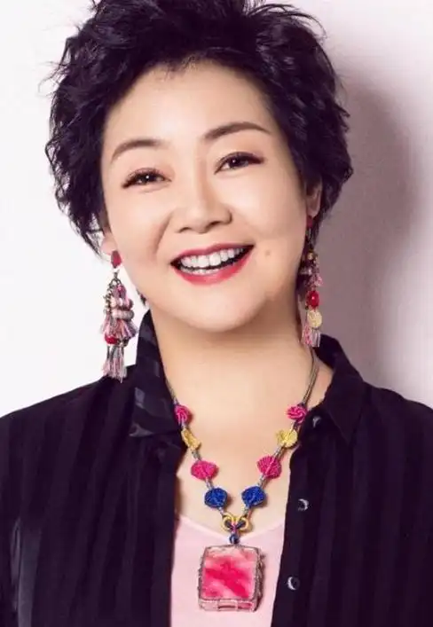 在观众眼中,似乎萨日娜从没年轻过,可没想到年轻时的她那么漂亮