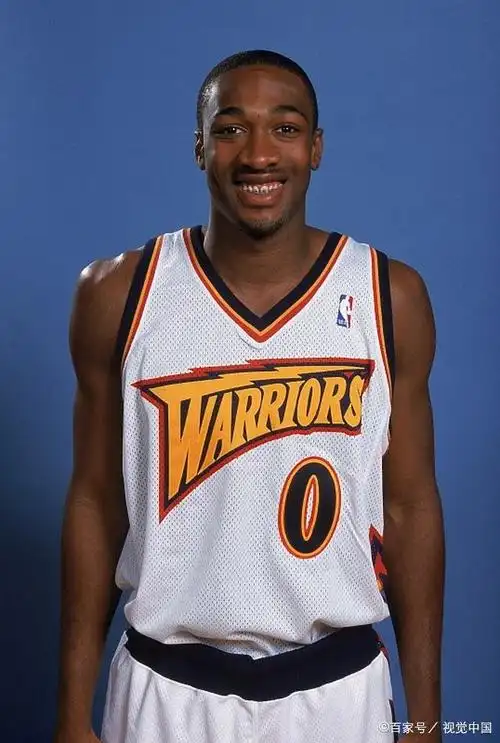 这里是篮球侃侃集中营,本期我们要讲的球星故事:吉尔伯特·阿里纳斯