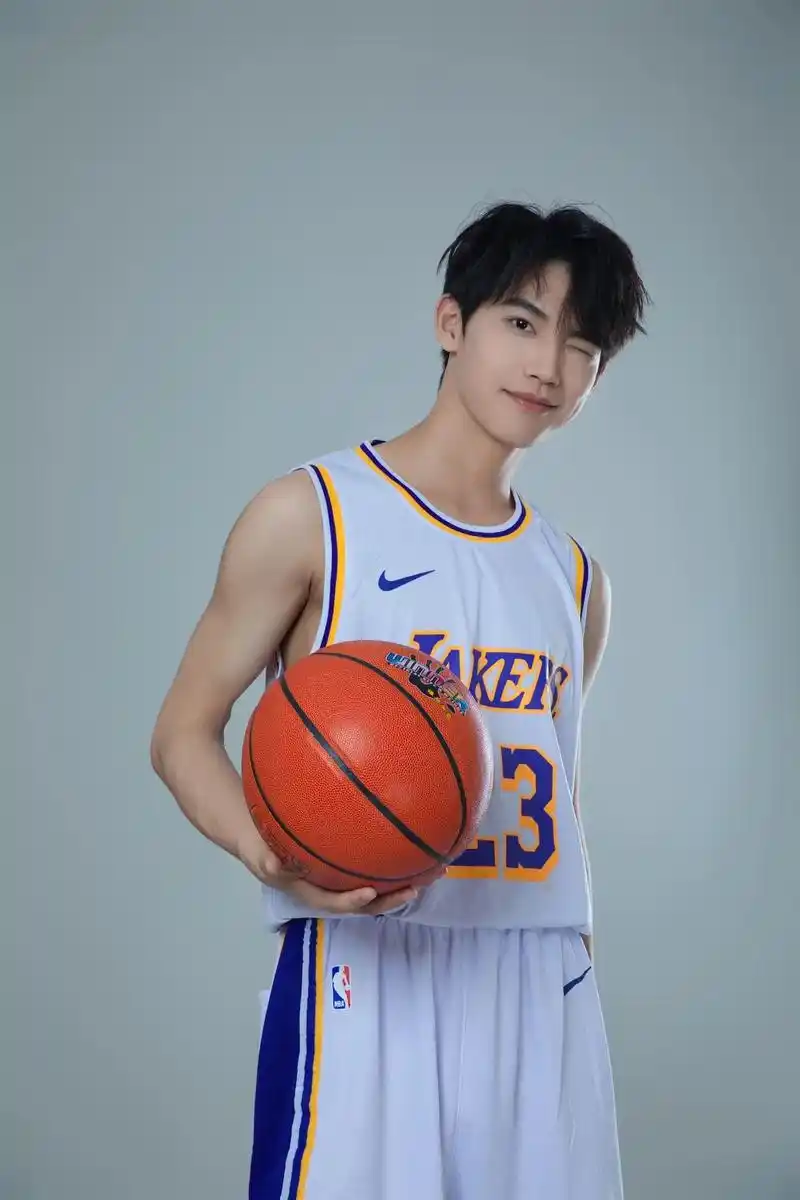 篮球90是男孩的浪漫 | 写真美姿大全.没有篮球的夏天是不完 - 抖音