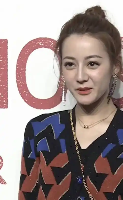 路人镜头下才是最强卸妆水,看到迪丽热巴,27岁皮肤太真实