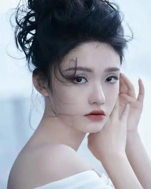 林允身穿白色露肩长裙,恍惚间还以为是大s!太像了!_感觉_照片_显得