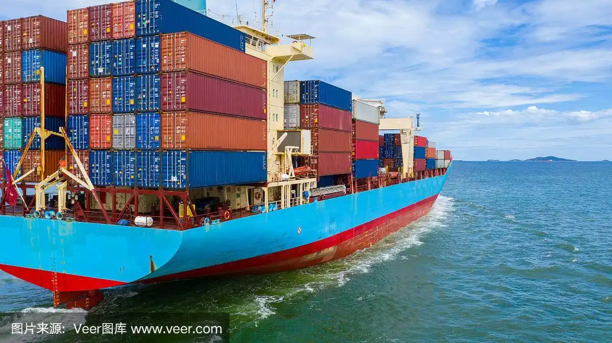 深海港口集装箱船装卸,远洋集装箱船业务物流进出口货运空运俯视图.