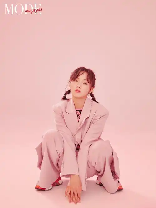 简介:吕小雨清新甜美写真图片,分享一组吕小雨图片给大家,图中的明星