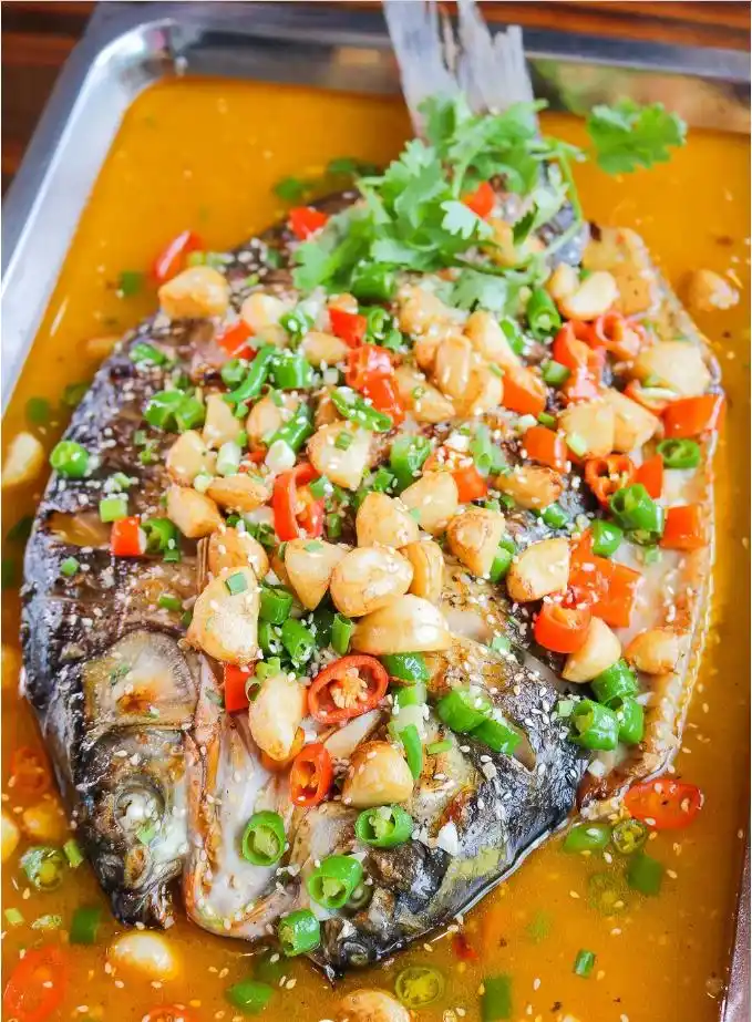 蒜香烤鱼  推荐指数:★★★★ 一颗颗圆润饱满的蒜瓣,经热油炸过,再