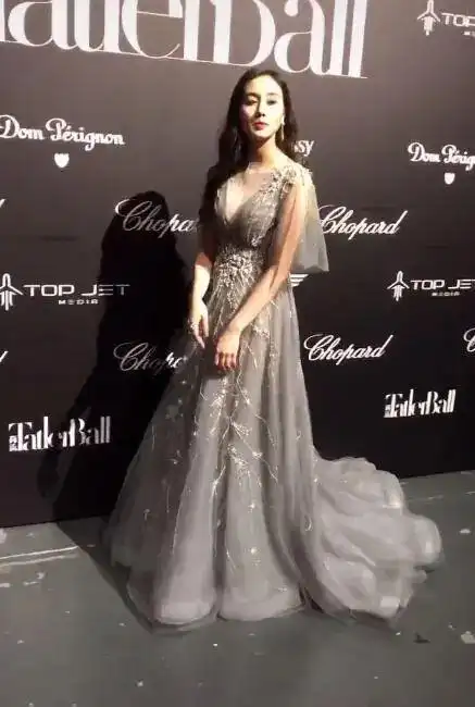 赌王最宠爱的女儿何超欣穿灰色礼裙优雅华贵身材不输超模