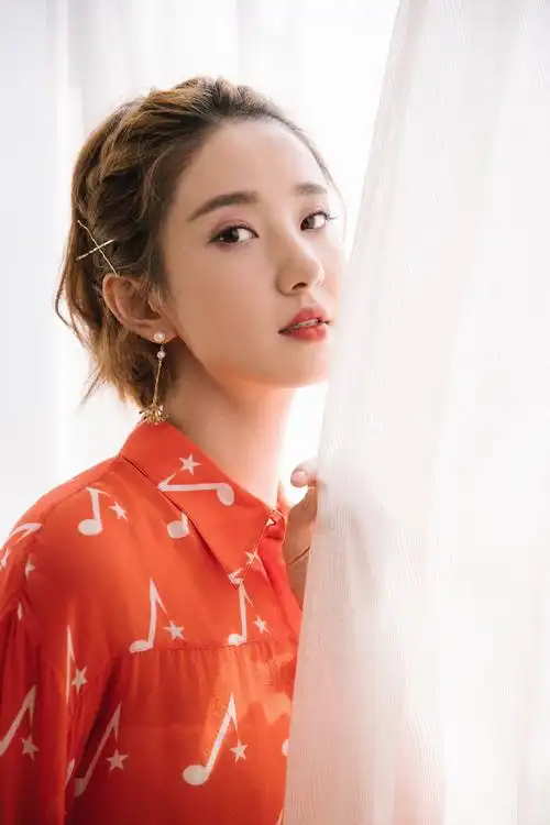 许芳铱红衣短裙性感写真图片47