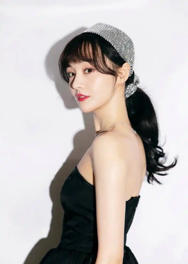 郑爽# 礼服穿搭 黑色抹胸连衣裙搭配银色发饰 凸显优越的天鹅颈 真是