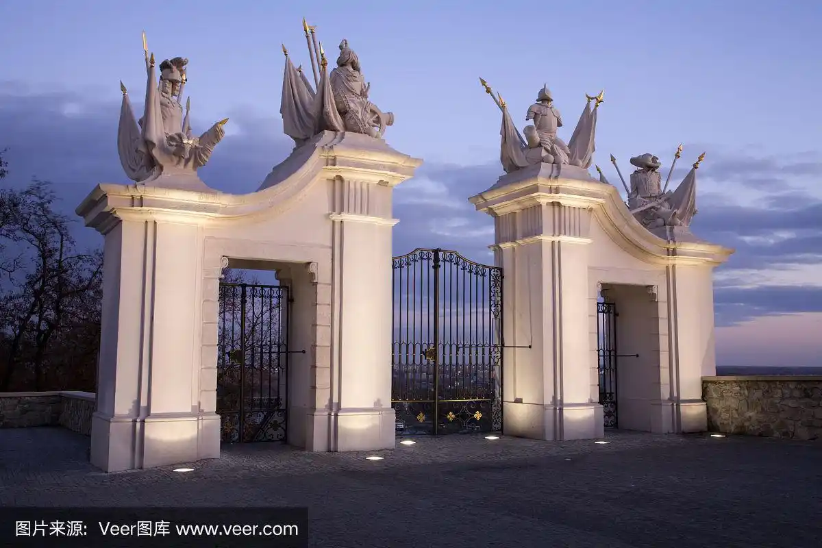 布拉迪斯拉发——傍晚城堡旁的大门