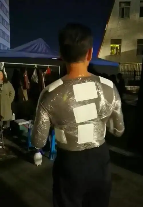 说话声音有些颤抖,没有穿衣服的他,上半身裹了厚厚的保鲜膜保暖,还贴