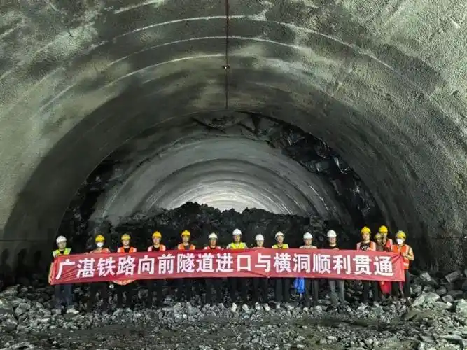 广湛高铁机场段最长隧道向前隧道进口与横洞安全顺利贯通