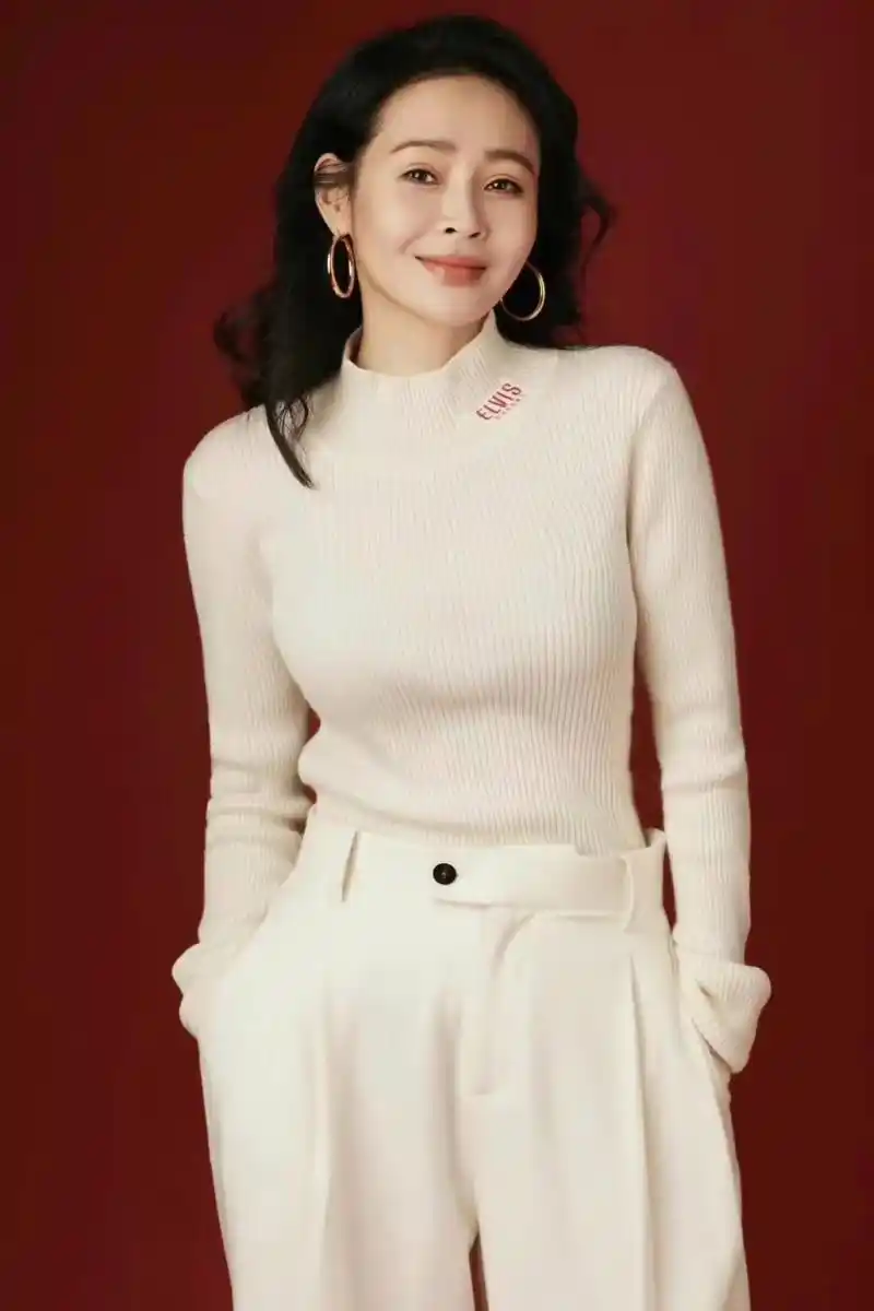 气质女神于明加,身材火辣,优雅妩媚,太迷人了.