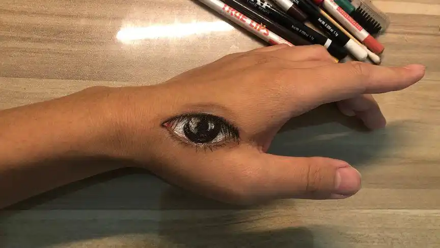 手上画眼睛以假乱真!怎样才能画出最真实的眼睛?我来告诉你!