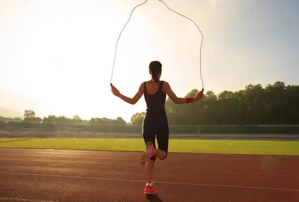 坚持跳绳锻炼的人,4个"好处"主动找上门,希望你知道