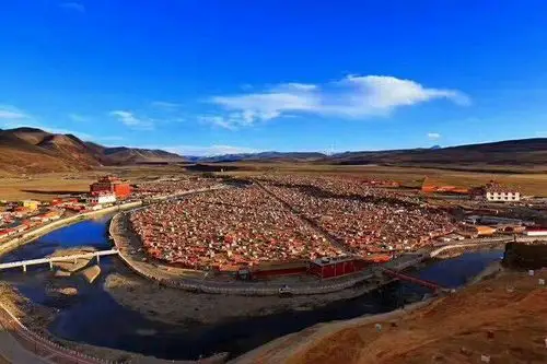 (喇嘛阿秋仁波切),建于公元1985年,在四川省白玉县昌台区阿察乡境内