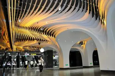 上海轨道交通14号线豫园站梦幻般装饰吸引乘客打卡拍照