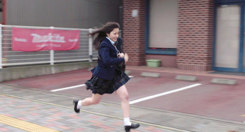 《春&夏事件簿》里奔跑的桥本环奈,完全不同于银魂里的神乐跑,可以说