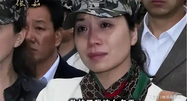 86年老山战场亲吻临终士兵的女战士张茹29年后去他墓前探望