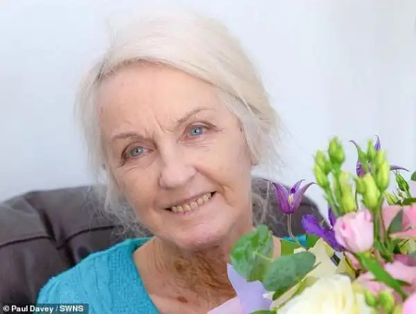 80岁老奶奶正在为第二次整容手术攒钱,堪称英国最年长的整容者