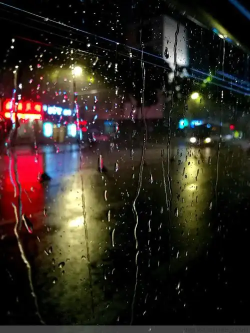 雨天最喜欢座在公交车上看窗外的雨