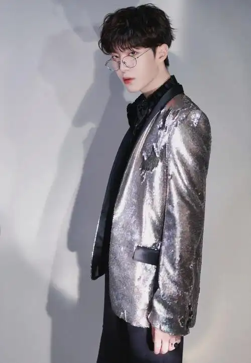 今日份男孩范丞丞金丝眼镜写真