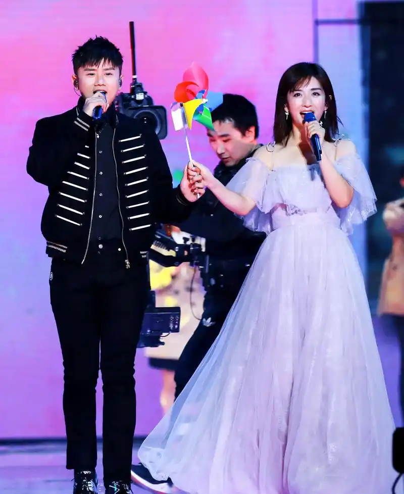 谢娜张杰同台演出超甜蜜